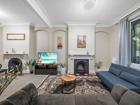 Fancy 4 BR House With Parking - ICC&Darling Harbour-8 Mins Walk - Accommodation Main Beach 2