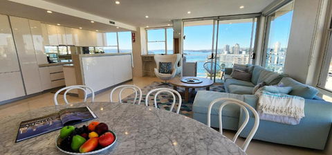 Expansive Harbour Views - Accommodation Main Beach 1