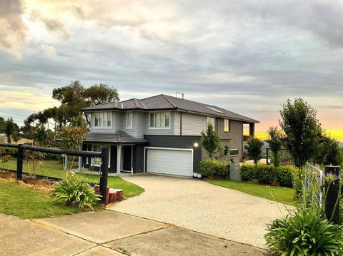 Experience Lifestyle Living - Accommodation Main Beach 1