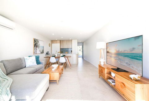 Exquisite 1-Bed Apartment With Bay Views - Accommodation Main Beach 3