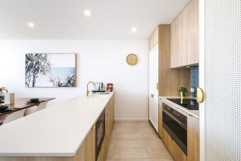 Exquisite 1-Bed Apartment With Bay Views - Accommodation Main Beach 4