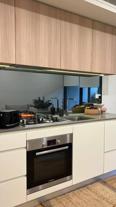 Exquisite Inner City Modern 1 Bedroom Apt - Accommodation Main Beach 1