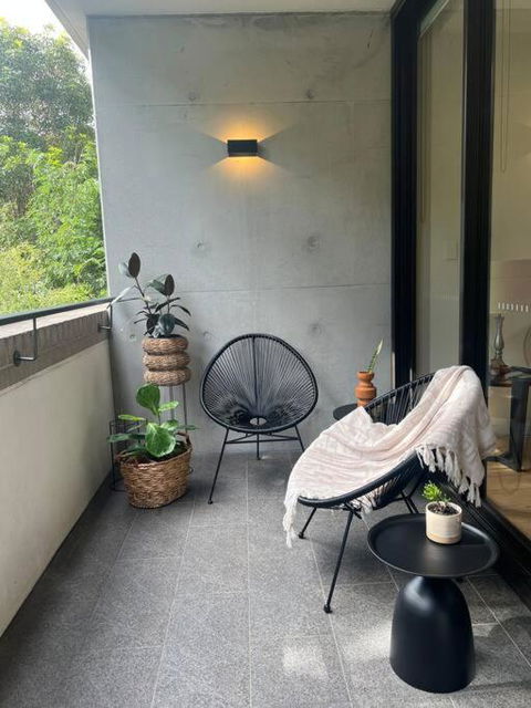 Exquisite Inner City Modern 1 Bedroom Apt - Accommodation Main Beach 3