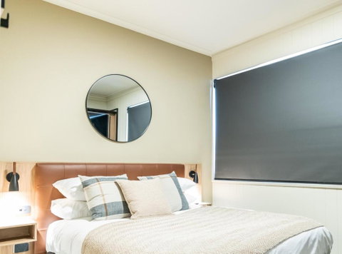 Eyre Hotel - Accommodation Main Beach 0