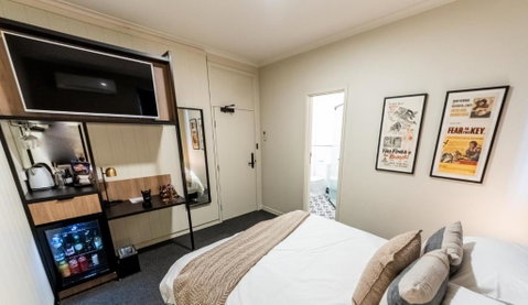 Eyre Hotel - Accommodation Main Beach 2