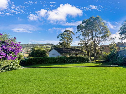 Fab 3-Bed Stay With Great Outdoors & Water Views - Accommodation Main Beach 0