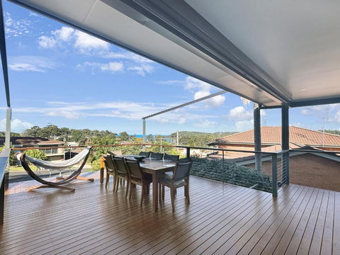 Fab 3-Bed Stay With Great Outdoors & Water Views - Accommodation Main Beach 1