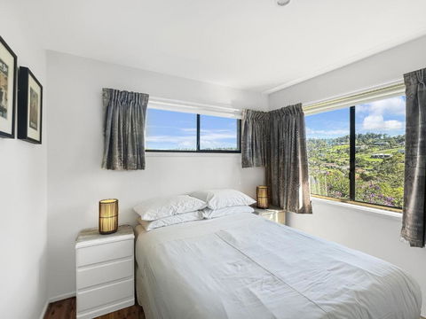 Fab 3-Bed Stay With Great Outdoors & Water Views - Accommodation Main Beach 3