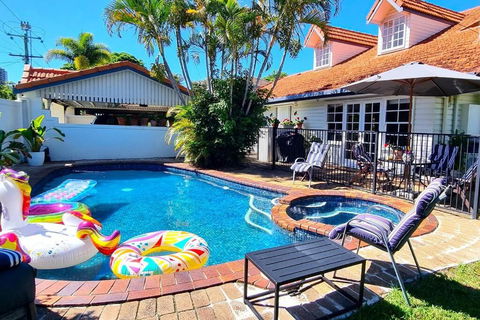 Fab 4brm Home With Pool A 15 Min Walk To Beach - Accommodation Main Beach 0