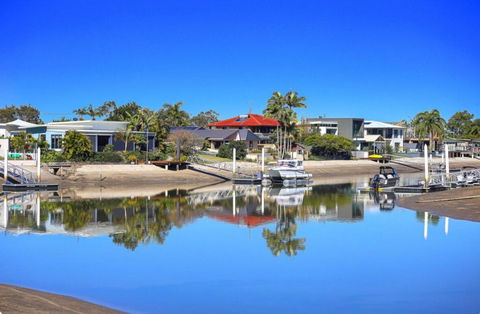 Fabulous Canal-front Unit In Mooloolaba - Accommodation Main Beach 1