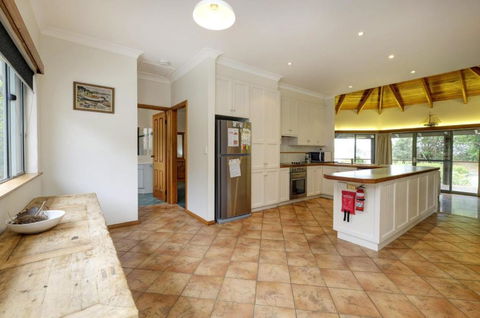 Far Shore - Accommodation Main Beach 4