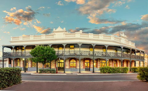 Farmers Home Hotel - Accommodation Main Beach 0