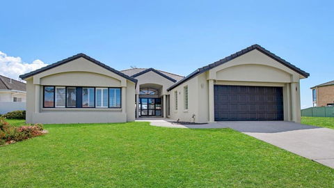 FLOATING ON THE CANALS - 80 COMMODORE CRES - Accommodation Main Beach 0