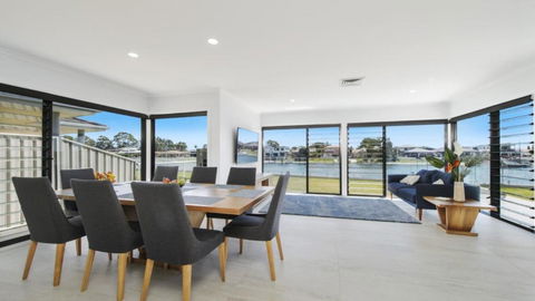 FLOATING ON THE CANALS - 80 COMMODORE CRES - Accommodation Main Beach 1