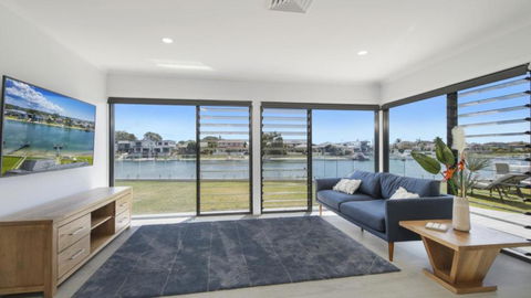 FLOATING ON THE CANALS - 80 COMMODORE CRES - Accommodation Main Beach 2