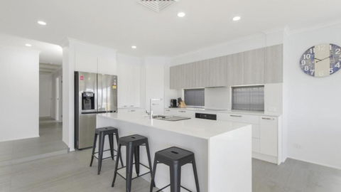 FLOATING ON THE CANALS - 80 COMMODORE CRES - Accommodation Main Beach 3