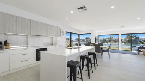 FLOATING ON THE CANALS - 80 COMMODORE CRES - Accommodation Main Beach 4
