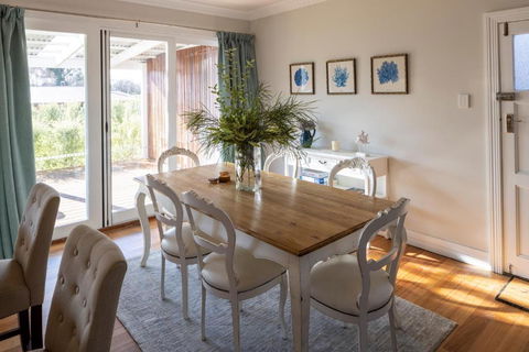 FOREST CORNER - 3 BEDROOM WEATHERBOARD, TRENTHAM - Accommodation Main Beach 1