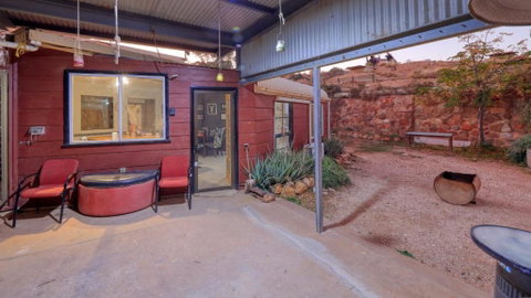Fossickers Den Dugout Accommodation - Accommodation Main Beach 1