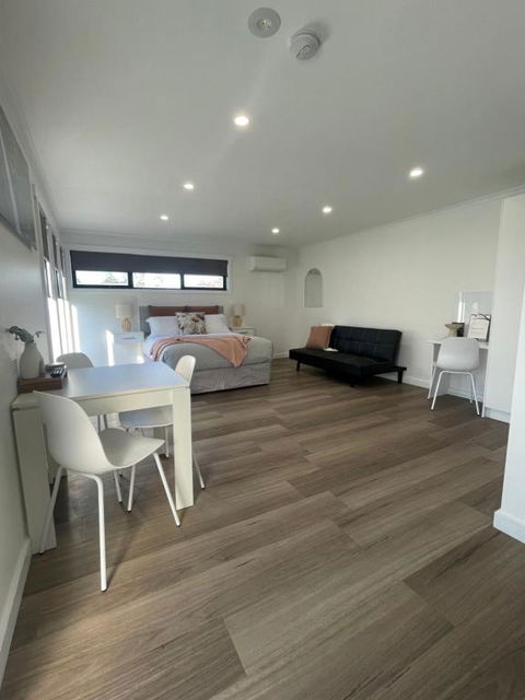 Four Square Short Stay Accommodation Railton - Accommodation Main Beach 1