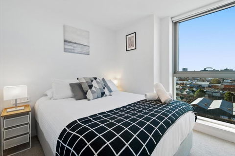 FLEMINGTON - Melbourne City Views - Accommodation Main Beach 2