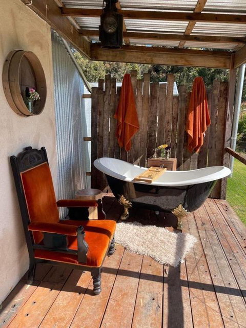 Galway Cottage - Accommodation Main Beach 2