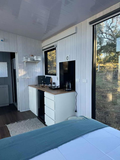 Gem Near The Dam By Tiny Away - Accommodation Main Beach 2