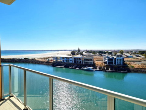 Glam Apartment 21 - Accommodation Main Beach 0