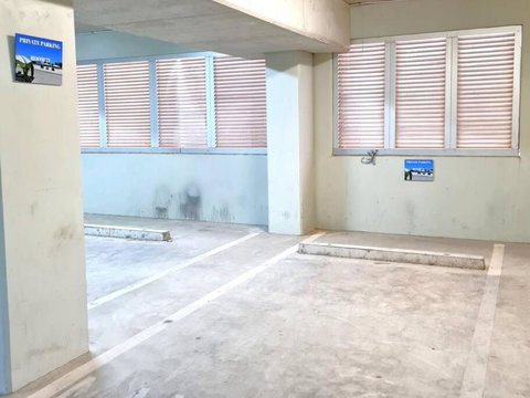 Glam Apartment 21 - Accommodation Main Beach 1