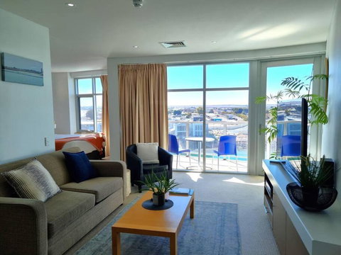 Glam Apartment 21 - Accommodation Main Beach 2