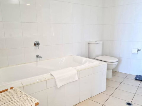 Glam Apartment 21 - Accommodation Main Beach 4