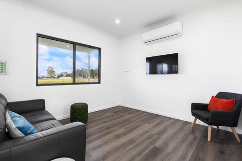 Glenowrie Cottage - 1 King 2 Singles Near Cadia - Accommodation Main Beach 1