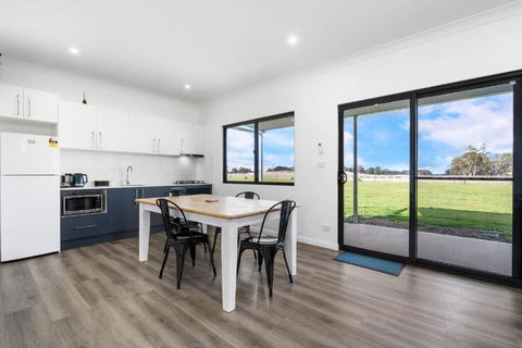 Glenowrie Cottage - 1 King 2 Singles Near Cadia - Accommodation Main Beach 4