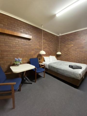 Golden West Motor Inn - Accommodation Main Beach 3