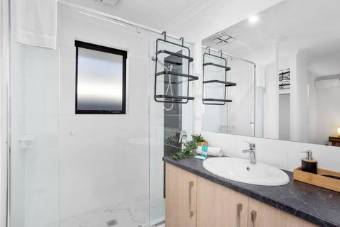 Guildford Family Hideaway - Accommodation Main Beach 2
