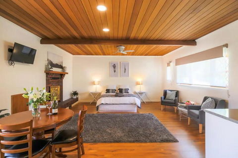 Hahndorf Lodge Pioneer Suite - Main Street Hahndorf On Site Secure Parking - Accommodation Main Beach 1