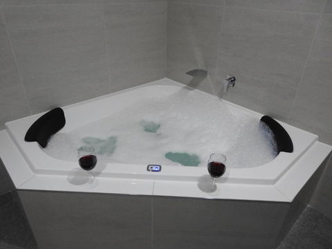 Halls Gap Cottages - Accommodation Main Beach 3