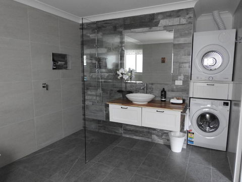 Halls Gap Cottages - Accommodation Main Beach 2