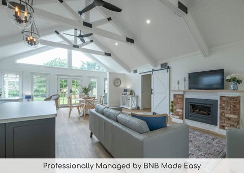 Hamptons Cottage - Refined Living, Light-Filled - Accommodation Main Beach 0