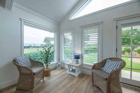 Hamptons Cottage - Refined Living, Light-Filled - Accommodation Main Beach 1
