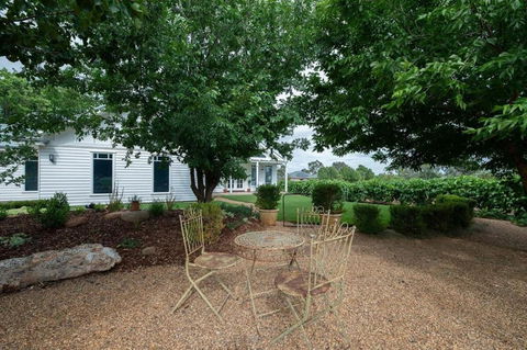 Hamptons Cottage - Refined Living, Light-Filled - Accommodation Main Beach 3
