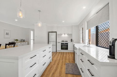 Hamptons Townhouse On Currimundi Lake - Accommodation Main Beach 3