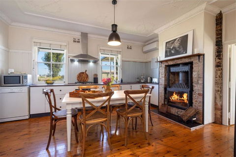 Hanigans Cottage - Accommodation Main Beach 0