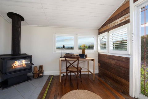 Hanigans Cottage - Accommodation Main Beach 3