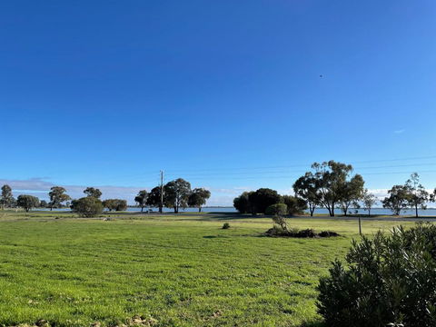 Happy Wanderer Motel Lake Boga ON THE LAKE WITH LAKE VIEWS - Accommodation Main Beach 2