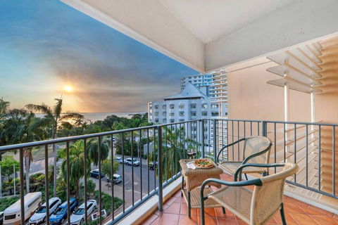 Harbourfront Darwin Escape With Sea Views And Pool - Accommodation Main Beach 1