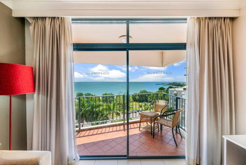 Harbourfront Living With Views To Write Home About - Accommodation Main Beach 1