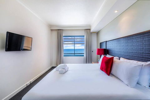 Harbourfront Living With Views To Write Home About - Accommodation Main Beach 3