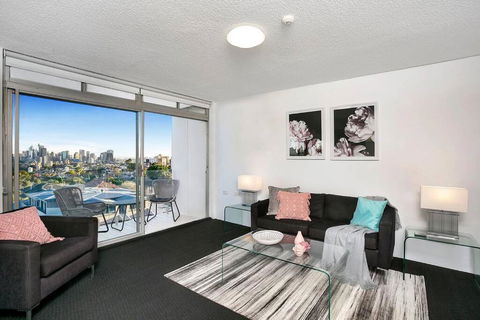 HARIS - Modern 2BR Apartment With Views - Accommodation Main Beach 0