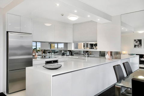HARIS - Modern 2BR Apartment With Views - Accommodation Main Beach 1